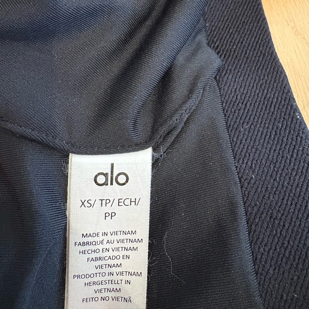 ALO Yoga Black Airbrush Heart Throb Set - Picture 7 of 15